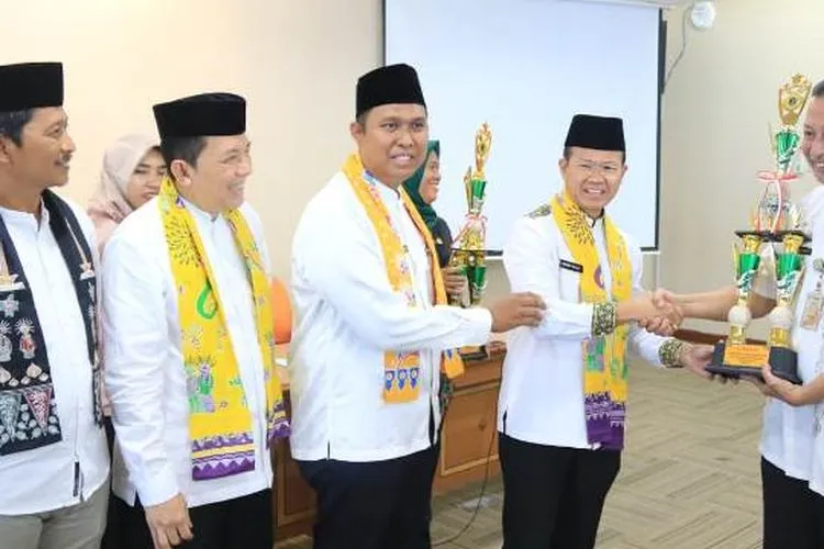 Adkesra Jakbar Amin Haji memberikan piala kepada pemenang LSS dan LKS/barat.jakarta.go.id