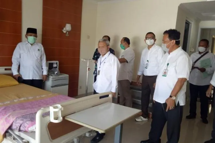 Ketua Gugus Tugas Pencegahan Covid-19 Kementerian Agama, Ali Irfan mendampingi Plt Sekretaris Jenderal Kemenag, Nizar Ali, meninjau kesiapan penggunaan Gedung Utama Asrama Haji Jakarta sebagai Ruang Isolasi Covid-19, Rabu (8/4/2020).