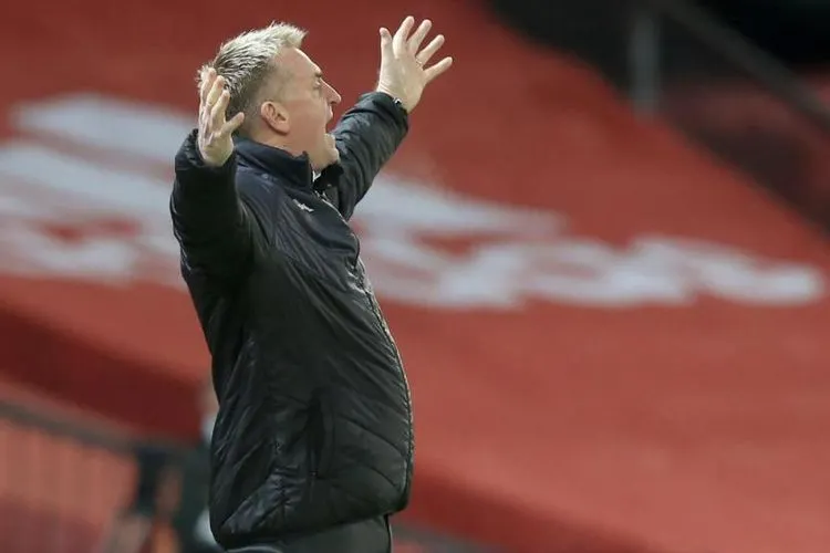 Reaksi pelatih Aston Villa Dean Smith dalam laga kontra Manchester United. Foto: EPA-EFE/Lindsey Panarby