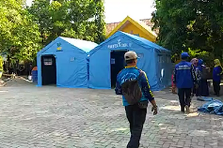 Tenda darurat dibangun untuk menunjang kegiatan belajar sementara siswa SDN Gentong/BPBD Jatim