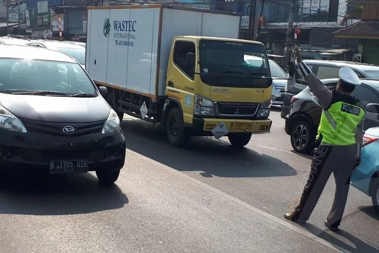 Penerapan ganjil genap di Jalan Matraman Raya, Jakarta Timur/Ayojakarta.com