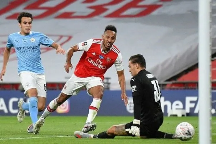 Penyerang Arsenal Pierre-Emerick Aubameyang (tengah) mencetak gol keduanya ke gawang Manchester City dalam laga semifinal Piala FA tanpa penonton di tengah pandemi COVID-19 di Stadion Wembley, London, Inggris, Sabtu (18/7/2020) waktu setempat. (REUTERS/POOL/Justin Tallis)