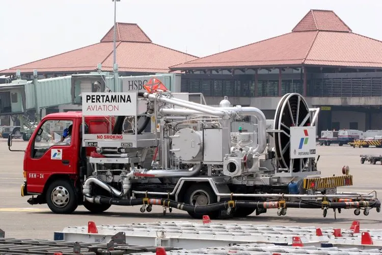 Penyaluran bahan bakar avtur (PT Pertamina)