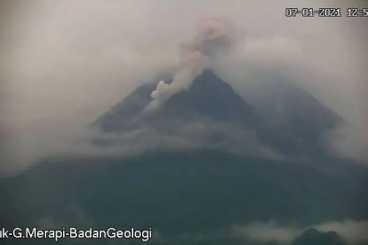 Kondisi merapi mengeluarkan awan panas guguran. (Instagram/@BPPTKG via Suara.com )