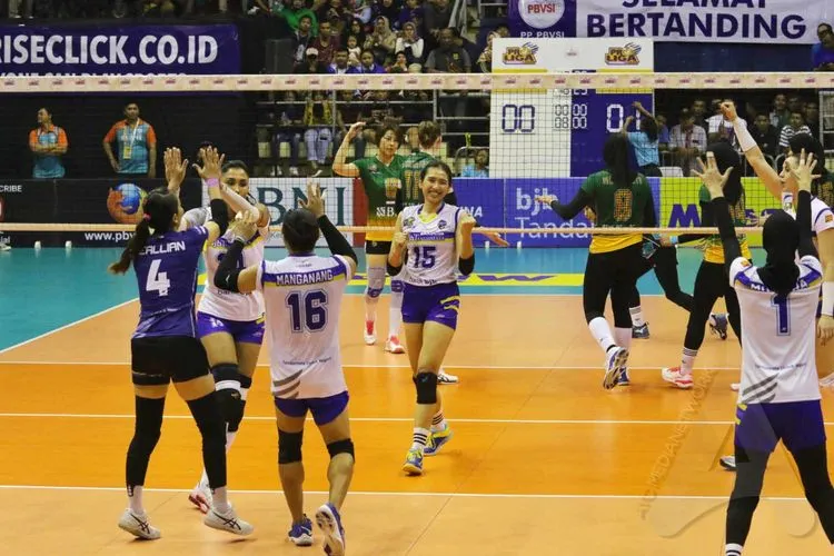 Pemain tim voli putri Bandung BJB Tandamata (putih) melepaskan smes ke arah tim voli putri Jakarta BNI 46 pada pertandingan Seri 2 Putaran 2 Proliga 2020 di GOR C'Tra Arena, Jalan Cikutra, Kota Bandung, Minggu (8/3/2020). Tuan rumah Bandung BJB Tandamata berhasil mengalahkan tamunya Jakarta BNI 46 dengan skor akhir 3-0 (25-17, 25-18, 25-9). (Ayobandung.com/Irfan Al-Faritsi)  --------- Artikel ini sudah Terbit di AyoBandung.com, dengan Judul Aprilia Manganang Mengamuk, Bandung bjb Tadamata Libas Jakarta BNI
