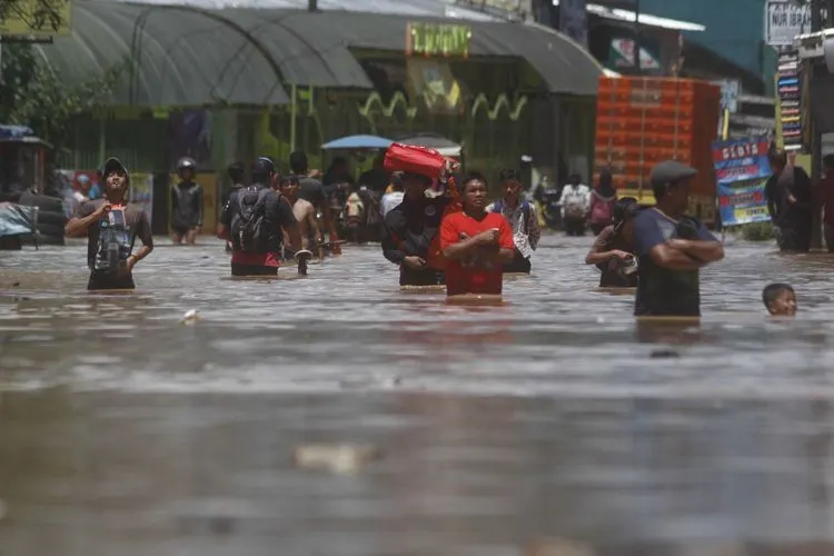 ilustrasi banjir akibat luapan sungai saat musim hujan. (Ayobandung.com/Irfan Al-Faritsi)