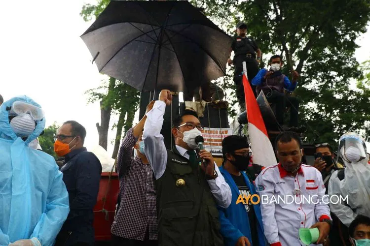 Gubernur Jawa Barat Ridwan Kamil menemui buruh yang melakukan unjukrasa menolak Omnibus Law UU Cipta Kerja di depan Gedung Sate, Jalan Diponegoro, Kota Bandung, Kamis (8/10/2020). (Ayobandung.com/Irfan Al-Faritsi)