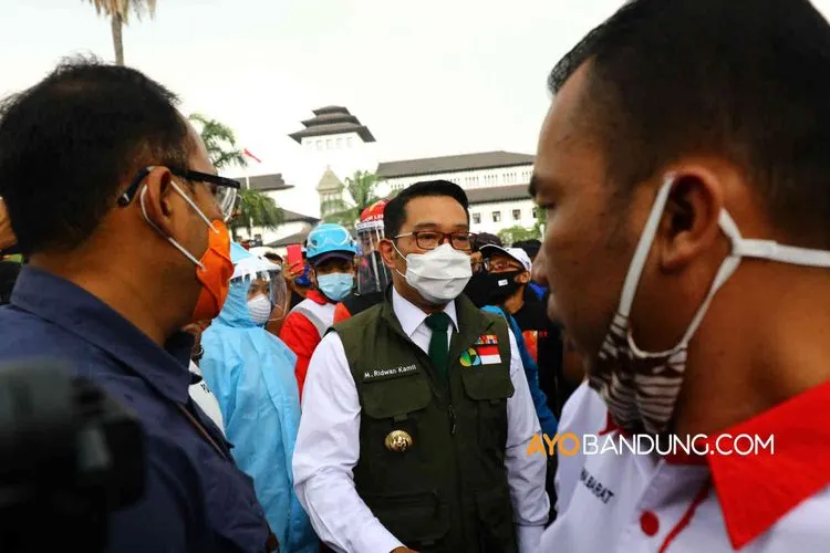 Gubernur Jawa Barat Ridwan Kamil menemui buruh yang melakukan unjukrasa menolak Omnibus Law UU Cipta Kerja di depan Gedung Sate, Jalan Diponegoro, Kota Bandung, Kamis (8/10/2020). (Ayobandung.com/Irfan Al-Faritsi)
