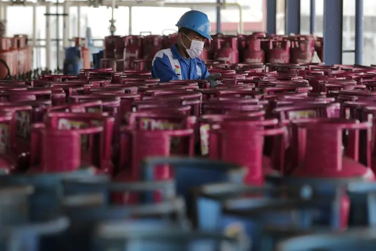 Petugas melakukan pengisian ulang Bright Gas di Stasiun Pengisian dan Pengangkutan Bulk Elpiji (SPPBE) Pertamina Jalan Soekarno Hatta, Kota Bandung, Selasa (9/6/2020). (Ayobandung.com/Kavin Faza)