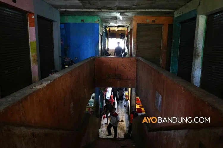 Warga melintas di depan kios yang tutup di Pasar Leuwipanjang, Jalan Leuwipanjang, Kota Bandung, Rabu (10/6/2020). (Ayobandung.com/Irfan Al-Faritsi)