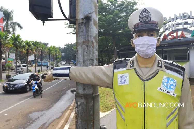 [Ilustrasi] Patung polisi bermasker di Kota Bandung merupakan upaya meningkatkan kesadaran masyarakat untuk wajib menggunakan masker guna memutus mata rantai penyebaran Covid-19. (Ayobandung.com/Irfan Al-Faritsi)