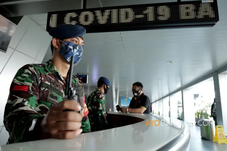 Petugas berjaga di Bandara Husein Sastranegara, Jalan Pajajaran, Kota Bandung, Jumat (29/5/2020). (Ayobandung.com/Kavin Faza)