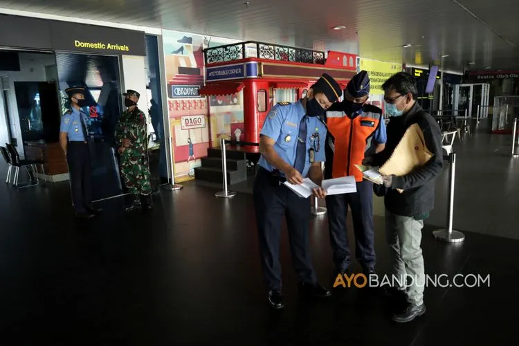 Petugas memeriksa dokumen perjalanan calon penumpang di Bandara Husein Sastranegara, Jalan Pajajaran, Kota Bandung, Jumat (29/5/2020). (Ayobandung.com/Kavin Faza)