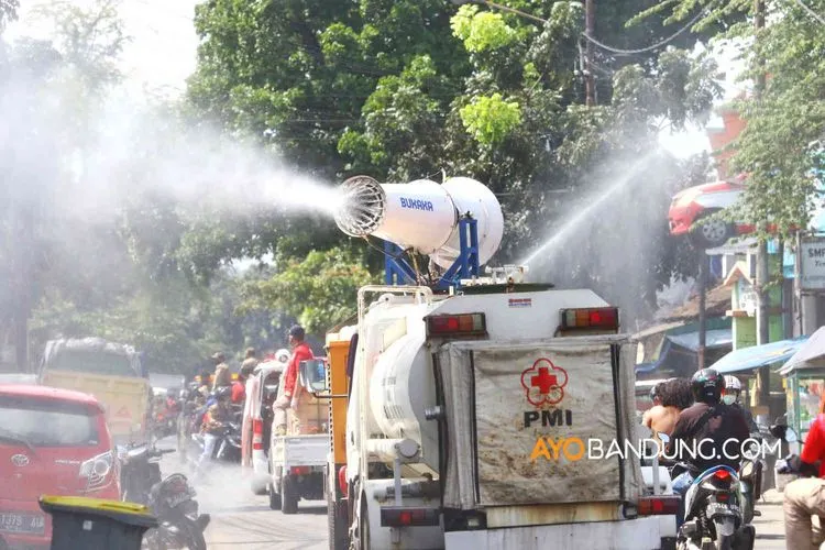 [Ilustrasi] Petugas melakukan penyemprotan cairan disinfektan di Jalan Pagarsih, Kota Bandung, Rabu (10/6/2020). (Ayobandung.com/Irfan Al-Faritsi)