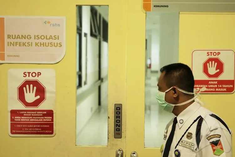 Ruang suspect virus corona di RS Hasan Sadikin Bandung dijaga ketat petugas. (Ayobandung.com/Kavin Faza)