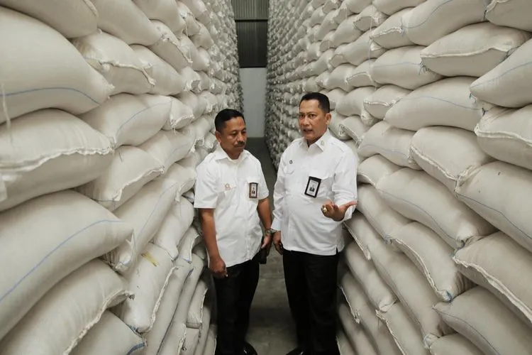 Direktur Utama Perum Bulog, Budi Waseso (kanan) didampingi Kepala Bulog Divre Jawa Barat, Benhur Nkaimi (kiri) saat sidak ketersediaan beras di Gudang Bulog Cisaranten Kidul Sub Divre Bandung, Jalan Gedebage, Kota Bandung, Selasa (3/3/2020). Dalam sidak tersebut, Perum Bulog menyediakan 1,7 juta ton untuk ketersediaan beras jelang Ramadan dan Hari Raya Idul Fitri 2020. (Ayobandung.com/Kavi Faza)