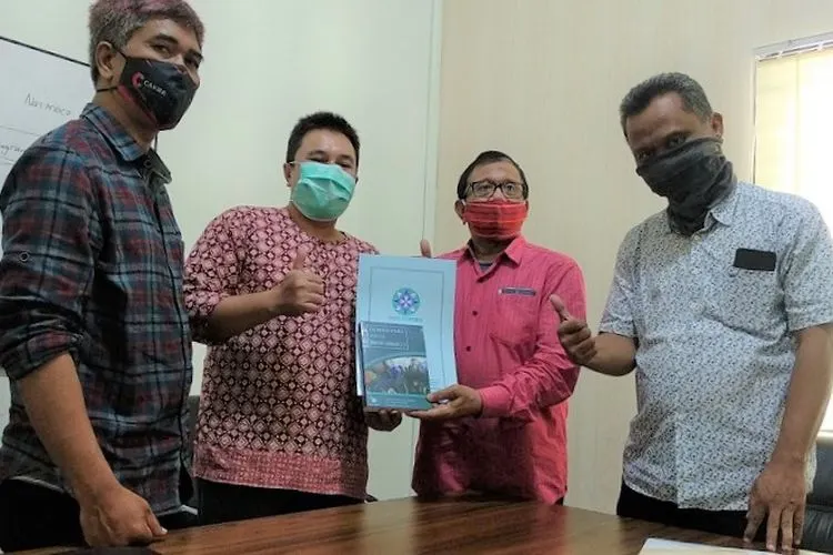 Wakil Ketua Dewan Pers, Hendry Ch Bangun (dua dari kanan) menyerahkan berkas sertifikasi kepada sejumlah Direksi Ayo Media Network (Ayosemarang.com/Vedyana)