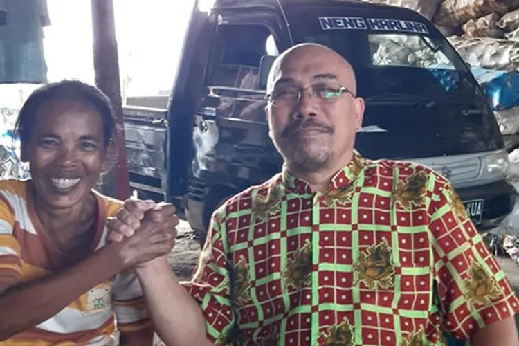 Azas Tigor Nainggolan bersama pemulung Bantar Gebang, Mbak Sri/Dok. pribadi