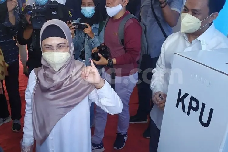 Calon Wali Kota Tangerang Selarang nomor urut 2, Siti Nur Azizah Ma'ruf mendatangi Tempat Pemungutan Suara 8, Pondok Pucung, Pondok Aren untuk menggunakan hak pilihnya di Pilkada Serentak 2020 Rabu (9/12/2020). (Suara.com/Tyo)