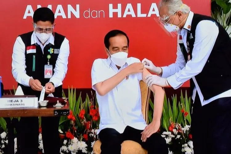 Jokowi disuntik vaksin Sinovac (Setkab Republik Indonesia)