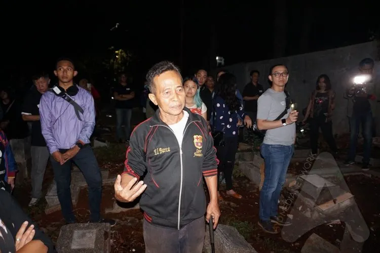 Babe Ook juru kunci TPU Jeruk Purut saat mendampingi para peserta Jakarta Mystical Tour 2019/Ayojakarta.com-Hendy Dinata