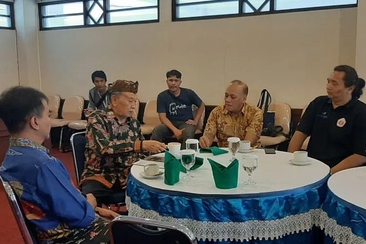 Heru Nugroho (batik coklat muda) saat berbincang bersama sesepuh pencak silat Eddie M Nalapraya, KRMT Roy Suryo (batik biru), dan Moddy (kaos hitam)