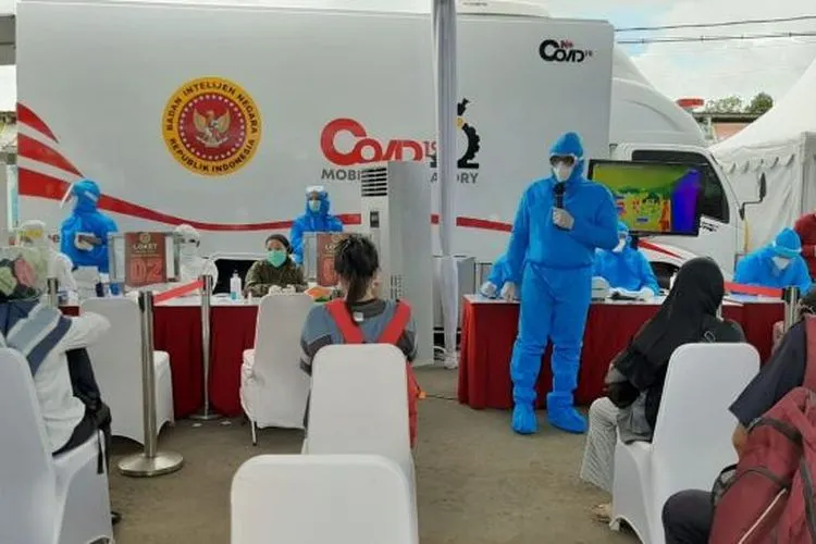 Badan Intelijen Negara (BIN) menggelar rapid test massal Covid-19 di Stasiun Bekasi, Jawa Barat, Selasa (26/5/2020). (Suara.com/Ummi Hadyah Saleh)