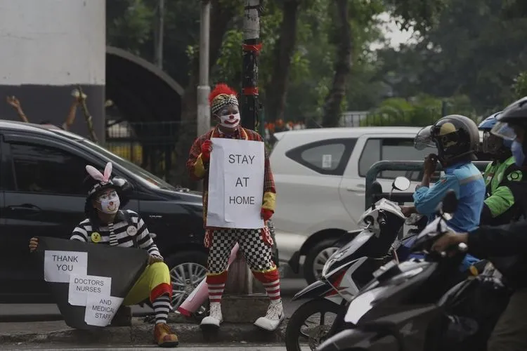 Sebagai ilustrasi, badut yang tergabung dalam Aku Badut Indonesia (ABI) melakukan kampanye melawan virus Corona di kawasan Pasar Rebo, Jakarta, Sabtu (18/4/2020). [Suara.com/Angga Budhiyanto]