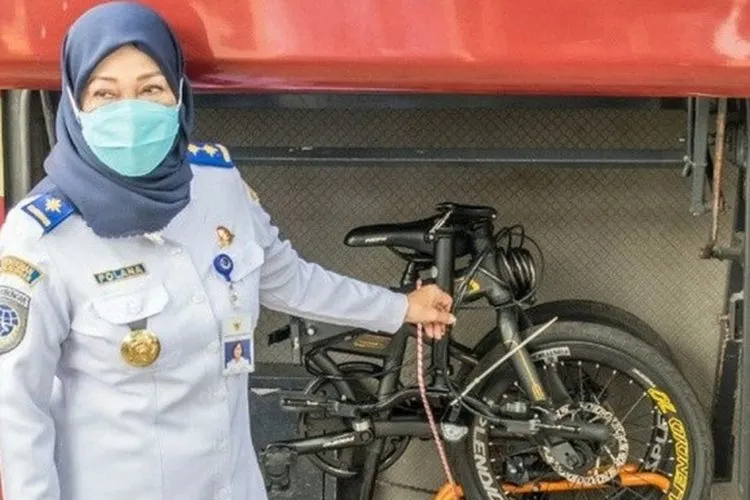 Kepala BPTJ Kemenhub, Polana B Pramesti menunjukkan bagasi sepeda lipat di Bus JR Connexion (dok)