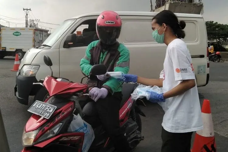 Aksi Cepat Tanggap (ACT) Kota Bekasi menyalurkan 28 ribu lembar masker gratis kepada masyarakat di Kota Bekasi, Kabupaten Bekasi, dan Karawang. (dok)
