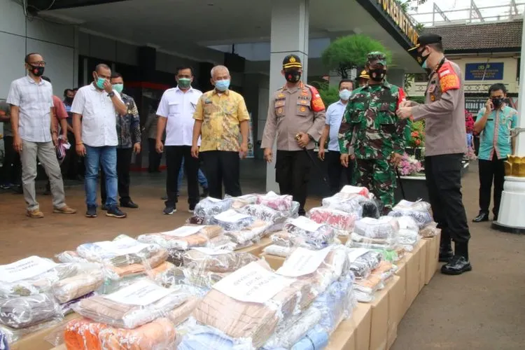 Kepolisian Resor (Polres) Metro Bekasi Kota akan membagikan 75 ribu masker kepada warga. Penyerahan secara simbolis diberikan kepada Wali Kota Bekasi Rahmat Effendi/Humas Pemkot Bekasi
