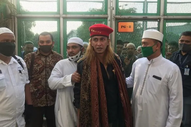 Habib Bahar bin Smith (tengah) saat bebas dari Lembaga Permasyarakatan (Lapas) Kelas IIA Cibinong, Kabupaten Bogor. Jawa Barat, Sabtu (16/5/2020). (Foto: dok Republika)