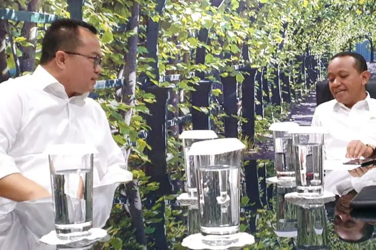 Kepala Badan Koordinasi Penanaman Modal (BKPM), Bahlil Lahadalia bersama Rektor IPB University, Arif Satria.