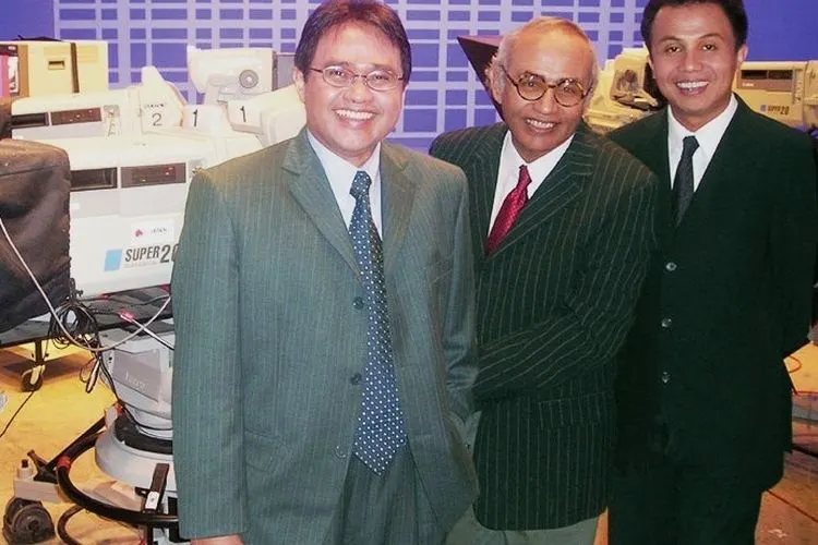 (dari kiri ke kanan) Profesor Bahtiar Effendy bersama Profesor Salim Said dan penulis Ichan Loulembah usai menggawangi acara mingguan Mimbar Indonesia TVRI pada 15 tahun lalu/dok