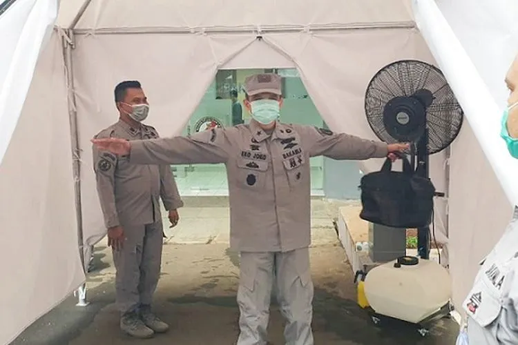 Setiap tamu maupun personel Bakamla RI yang akan memasuki kantor, termasuk Kepala Bakamla RI Laksdya TNI Aan Kurnia maupun pejabat utama Bakamla RI wajib mengikuti proses pemeriksaan suhu tubuh dengan thermometer infrared serta penyemprotan tubuh dengan cairan desinfektan. (Humas Bakamla RI)