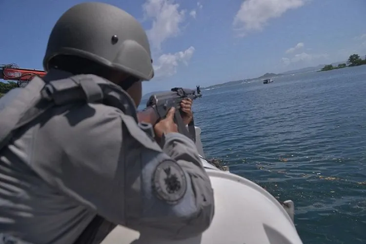 Kamla Zona Maritim Tengah menggelar simulasi penanganan kapal nelayan asing di Perairan Serei, Minahasa Utara, Sulawesi Utara, Kamis (27/2/2020). (Humas Bakamla)
