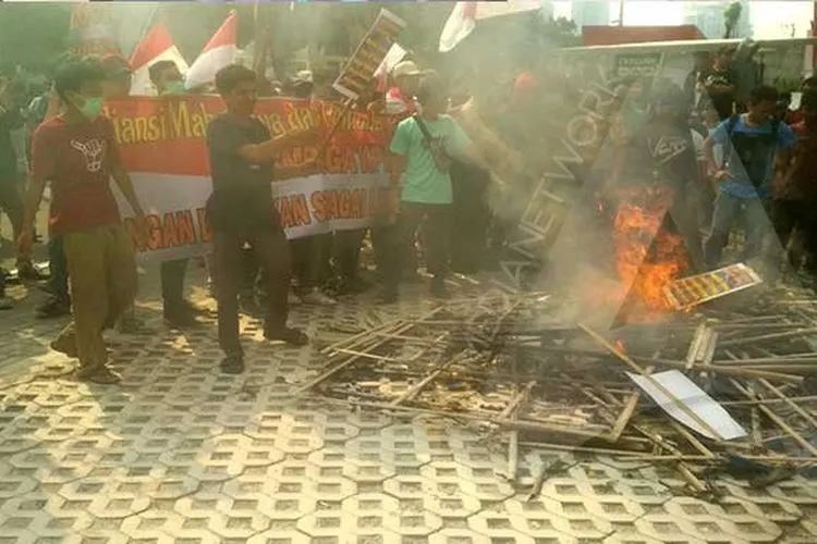 Mahasiswa menolak omnibus law membakar ban di depanIstana Kepresidenan Bogor, Selasa (20/10/2020). (Ayojakarta/Husnul Khatimah)
