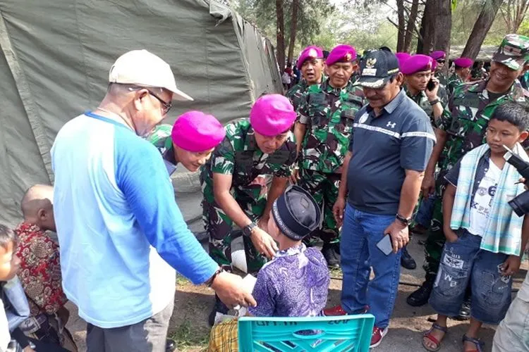 Kegiatan Bakti Sosial Kesehatan Korps Marinis di  Pesisir Pantai Siantu, Desa Sijuk, Kecamatan Sijuk, Kabupaten Belitung/Puspen TNI