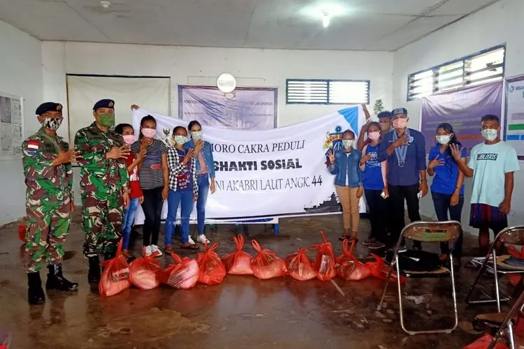 Bakti sosial alumni AAL 44 tahun 1998 di kota Saumlaki