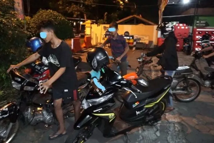 Sejumlah remaja diamankan Polsek Pengasih sesaat sebelum melakukan aksi balap liar di Kulon Progo, Rabu (3/6/2020) malam. [Hiskia Andika Weadcaksana / SuaraJogja.id]