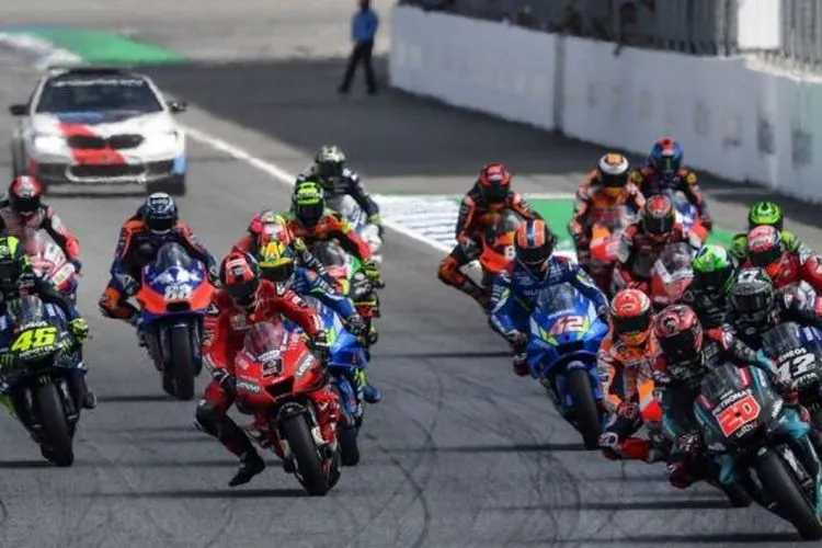 Pebalap Petronas Yamaha SRT, Fabio Quartararo, memimpin balapan MotoGP Thailand selepas lampu start dinyalakan di Sirkuit Buriram, Minggu (6/10/2019). [AFP/Lillian Suwanrumpha]