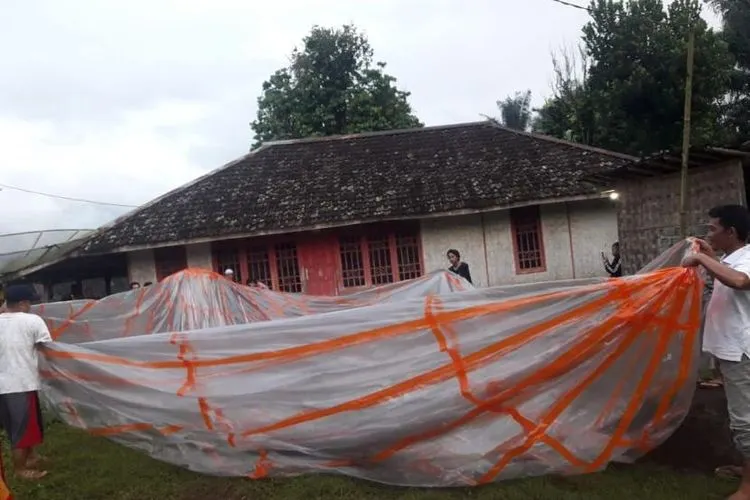 Balon udara besar dengan isi ratusan petasan jumbo jatuh di Caianjur. dok