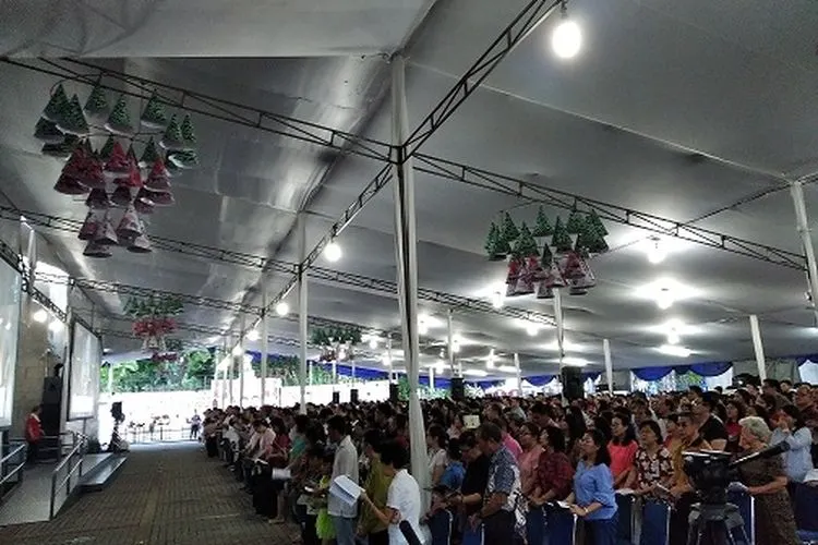 Jemaat mengikuti Misa Natal di Gereja Katedral Jakarta (Ayojakarta.com/Dhika Alam Noor)
