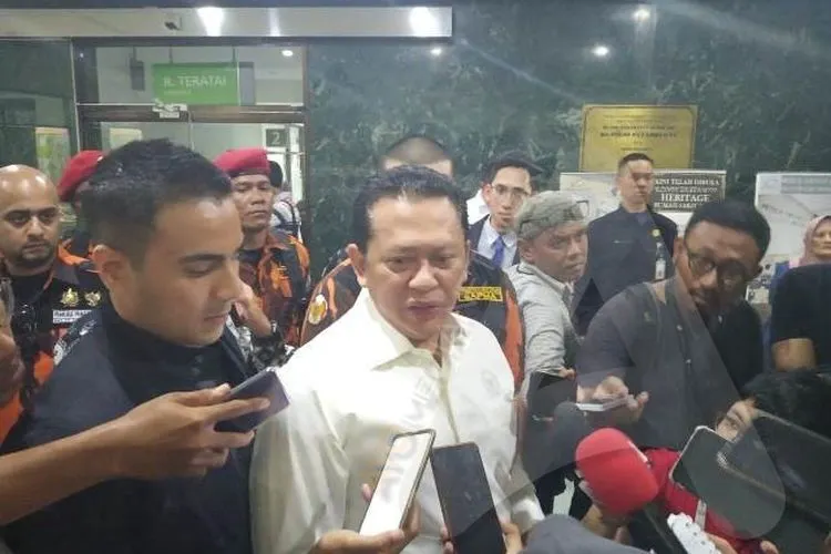 Ketua MPR Bambang Soesatyo memberikan keterangan di Komplek Parlemen terkait persiapan pelantikan presiden/MPR