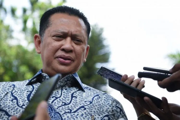 Politisi Partai Golkar Bambang Soesatyo menjawab pertanyaan wartawan seusai menemui Presiden Joko Widodo di Kompleks Istana Kepresidenan Jakarta, Senin (15/7/2019). Menurut Bambang Soesatyo, pertemuan dengan Presiden Joko Widodo tersebut membahas masa depan Golkar agar menjadi partai yang bisa menyatukan semua kekuatan. ANTARA FOTO/Wahyu Putro A/foc.