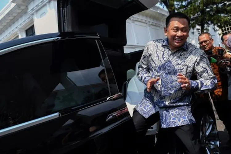 Politisi Partai Golkar Bambang Soesatyo menaiki mobil listrik seusai menemui Presiden Joko Widodo di Kompleks Istana Kepresidenan Jakarta, Senin (15/7/2019). Menurut Bambang Soesatyo, pertemuan dengan Presiden Joko Widodo tersebut membahas masa depan Golkar agar menjadi partai yang bisa menyatukan semua kekuatan. ANTARA FOTO/Wahyu Putro A/foc.