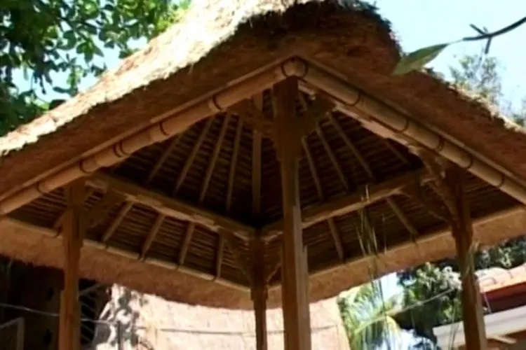 Di samping konstruksi bangunan, Bambu Laminasi juga dimanfaatkan sebagai bahan kerajinan tangan, daun pintu dinding tempel, parket lantai, meubel, dan gazebo. (Dok. Biro Komunikasi Publik PUPR)
