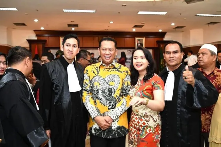 Ketua MPR, Bambang Soesatyo saat menghadiri pengambilan sumpah advokat putra ketiganya, Yudhistira Raditya Soesatyo di Pengadilan Tinggi Jakarta, Rabu (12/2/2020) (Ketua MPR)