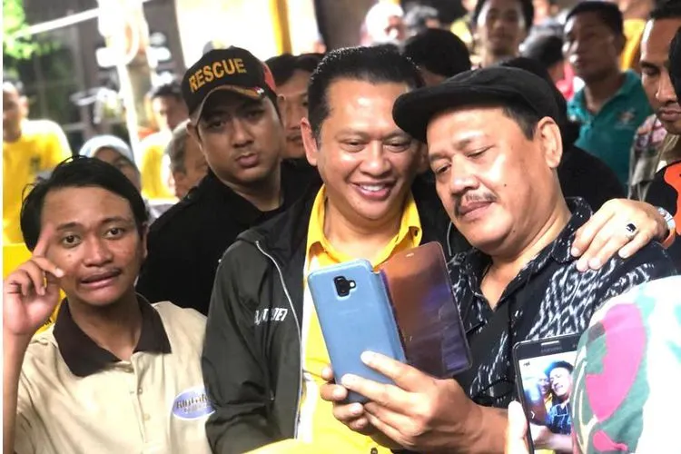 Ketua MPR, Bambang Soesatyo saat menyalurkan bantuan korban banjir di Kelurahan Cililitan, Jakarta Timur (Ketua MPR RI)