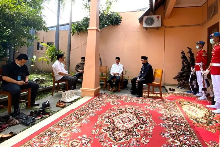 Ketua MPR, Bambang Soesatyo melayat di kediaman duka almarhum ibu Joko Widodo di Solo, Kamis (26/3/2020) (Ketua MPR)